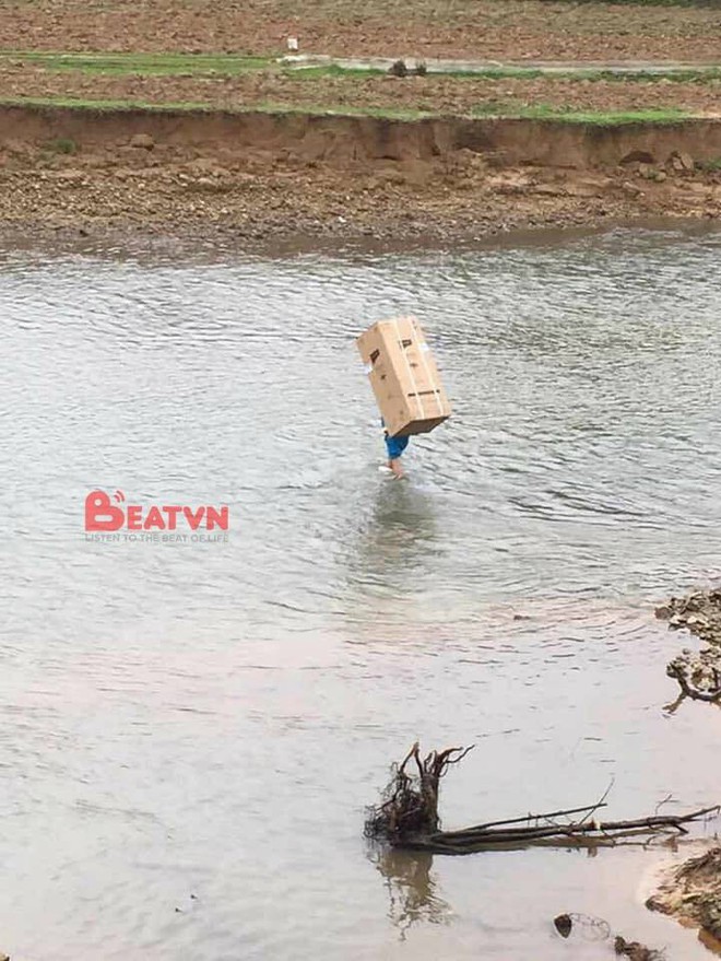 Shipper tận tâm vác tủ lạnh băng qua suối để giao tận tay cho khách hàng - Ảnh 2.