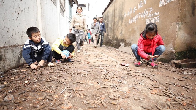 Người lớn, trẻ nhỏ lẻn vào hiện trường vụ nổ ở Bắc Ninh rồi vô tư nhặt vỏ đạn vương vãi bất chấp nguy hiểm - Ảnh 4.