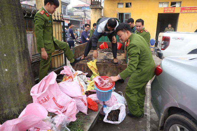 Thu gom được 500kg vỏ đạn quanh khu vực hiện trường vụ nổ kinh hoàng ở Bắc Ninh - Ảnh 4.