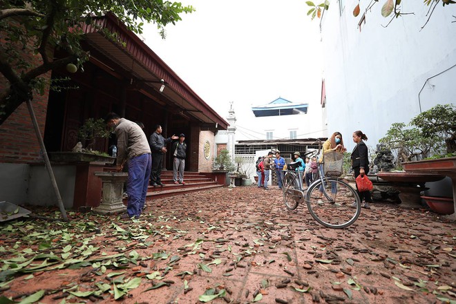 Người lớn, trẻ nhỏ lẻn vào hiện trường vụ nổ ở Bắc Ninh rồi vô tư nhặt vỏ đạn vương vãi bất chấp nguy hiểm - Ảnh 8.