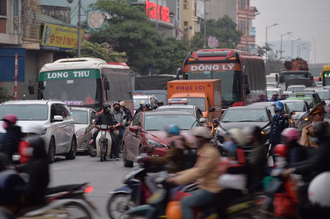 Người dân lỉnh kỉnh đồ đạc trở về Hà Nội sau kì nghỉ Tết Dương lịch, đường vành đai 3 ùn tắc kéo dài - Ảnh 6.