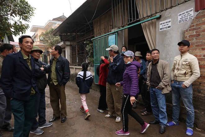 Người lớn, trẻ nhỏ lẻn vào hiện trường vụ nổ ở Bắc Ninh rồi vô tư nhặt vỏ đạn vương vãi bất chấp nguy hiểm - Ảnh 11.