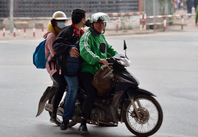 Người dân lỉnh kỉnh đồ đạc trở về Hà Nội sau kì nghỉ Tết Dương lịch, đường vành đai 3 ùn tắc kéo dài - Ảnh 8.