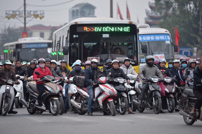 Người dân lỉnh kỉnh đồ đạc trở về Hà Nội sau kì nghỉ Tết Dương lịch, đường vành đai 3 ùn tắc kéo dài - Ảnh 2.