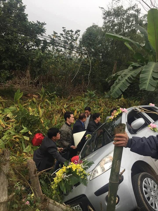 Nghệ An: Xe hoa lật trên đường đi đưa dâu, họ hàng nháo nhác cứu cô dâu chú rể bên trong - Ảnh 3.