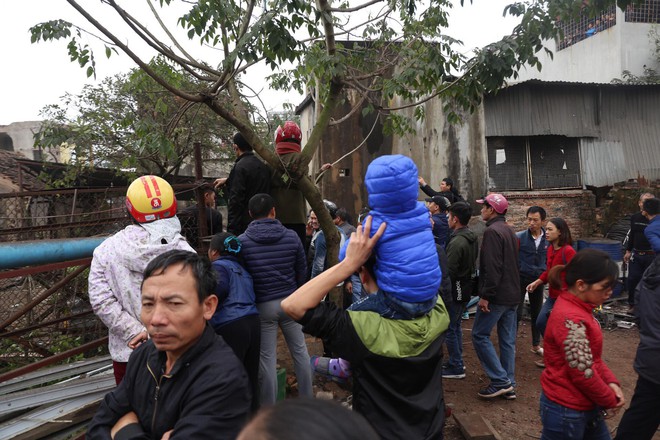 Bất chấp nguy hiểm, hàng trăm người dân hiếu kì kéo đến xem hiện trường vụ nổ kinh hoàng ở Bắc Ninh - Ảnh 1.