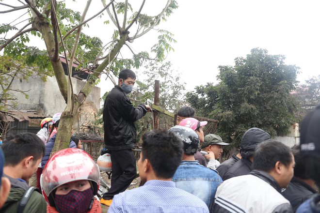 Bất chấp nguy hiểm, hàng trăm người dân hiếu kì kéo đến xem hiện trường vụ nổ kinh hoàng ở Bắc Ninh - Ảnh 7.