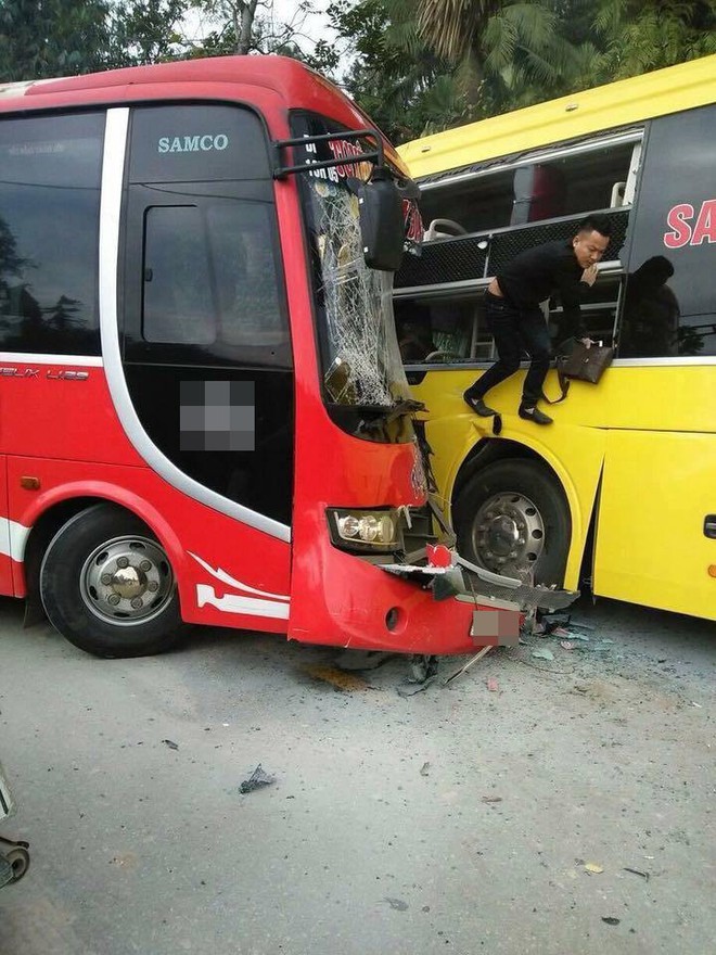 Tuyên Quang: Hai xe khách đấu đầu nhau, hàng chục hành khách hoảng loạn, phá cửa kính thoát ra ngoài - Ảnh 2.