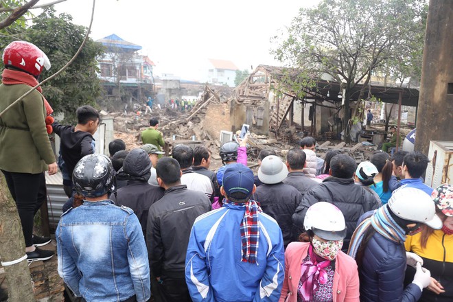 Bất chấp nguy hiểm, hàng trăm người dân hiếu kì kéo đến xem hiện trường vụ nổ kinh hoàng ở Bắc Ninh - Ảnh 8.