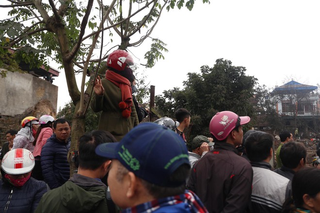 Bất chấp nguy hiểm, hàng trăm người dân hiếu kì kéo đến xem hiện trường vụ nổ kinh hoàng ở Bắc Ninh - Ảnh 6.