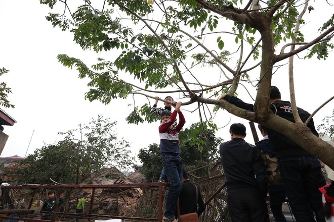 Người lớn, trẻ nhỏ lẻn vào hiện trường vụ nổ ở Bắc Ninh rồi vô tư nhặt vỏ đạn vương vãi bất chấp nguy hiểm - Ảnh 15.