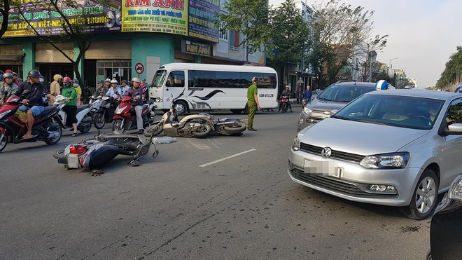 Đà Nẵng: Tai nạn liên hoàn giữa 2 ôtô và 3 xe máy, một người nguy kịch - Ảnh 2.