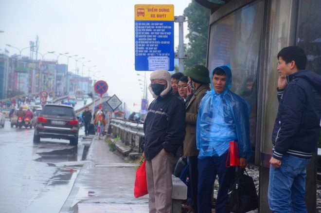 Rét đậm rét hại bao trùm Hà Nội, người dân chật vật đi làm trong mưa lạnh buốt với nền nhiệt chỉ còn 10 độ C - Ảnh 4.