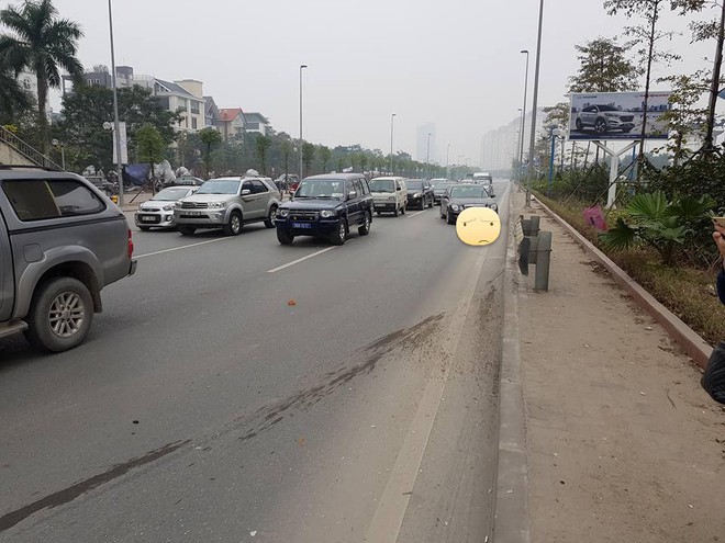 H&agrave; Nội: 2 xe Mercedes thi thố tốc độ tr&ecirc;n đường v&agrave; c&aacute;i kết đắng ngay sau đ&oacute; - Ảnh 3.