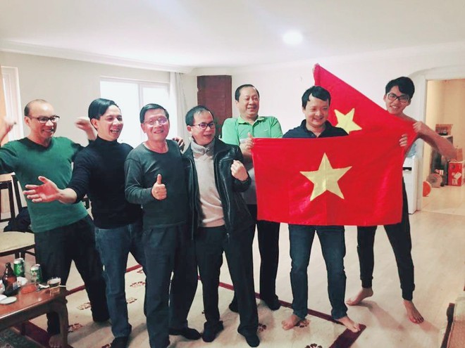 Du học sinh Việt Nam đồng loạt xuống đường chúc mừng chiến thắng U23 - Ảnh 1.