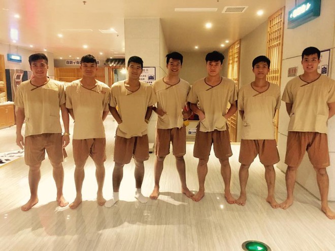 Dàn hot boy U23 Việt Nam đi mát-xa trước trận quyết chiến Iraq - Ảnh 1.
