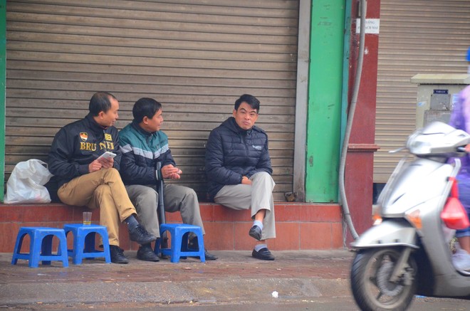 Rét đậm rét hại bao trùm Hà Nội, người dân chật vật đi làm trong mưa lạnh buốt với nền nhiệt chỉ còn 10 độ C - Ảnh 10.