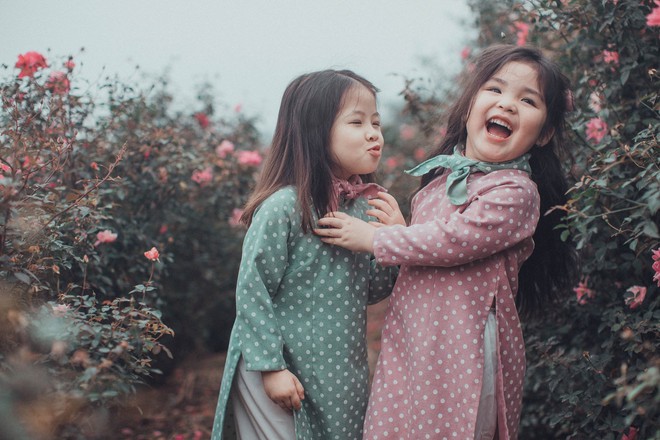 C&ocirc; b&eacute; sợ ch&oacute; t&aacute;i xuất trong bộ ảnh mới: Chụp ảnh với thỏ nhưng chỉ d&aacute;m nh&igrave;n! - Ảnh 2.