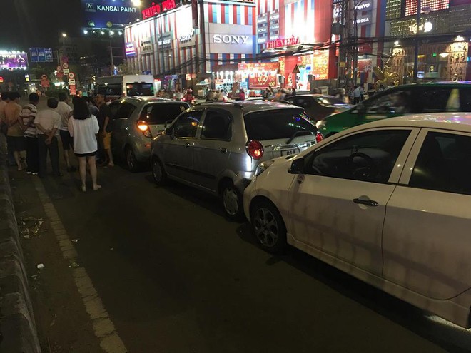 TP.HCM: Va chạm li&ecirc;n ho&agrave;n 6 xe &ocirc; t&ocirc;, nhiều tr&ecirc;n xe hốt hoảng la h&eacute;t k&ecirc;u cứu  - Ảnh 1.