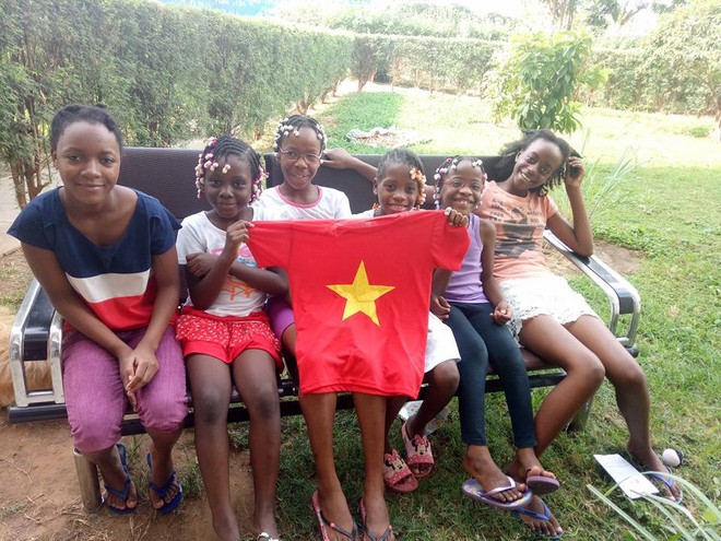 Đầu cầu châu Phi chúc mừng U23 Việt Nam: Các em nhỏ cầm áo cờ đỏ sao vàng, hét vang Việt Nam vô địch - Ảnh 3.
