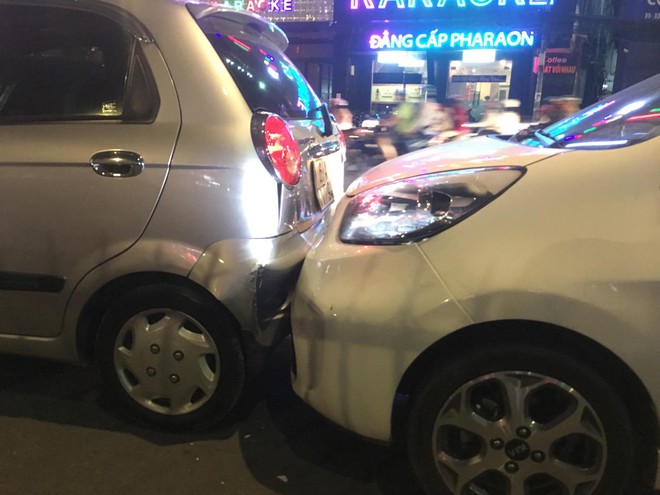 TP.HCM: Va chạm li&ecirc;n ho&agrave;n 6 xe &ocirc; t&ocirc;, nhiều tr&ecirc;n xe hốt hoảng la h&eacute;t k&ecirc;u cứu  - Ảnh 2.