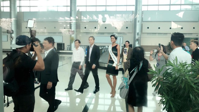 Bố mẹ và người dân Đăk Lăk diện trang phục truyền thống, nô nức đón Tân Hoa hậu HHen Niê trở về quê hương - Ảnh 5.