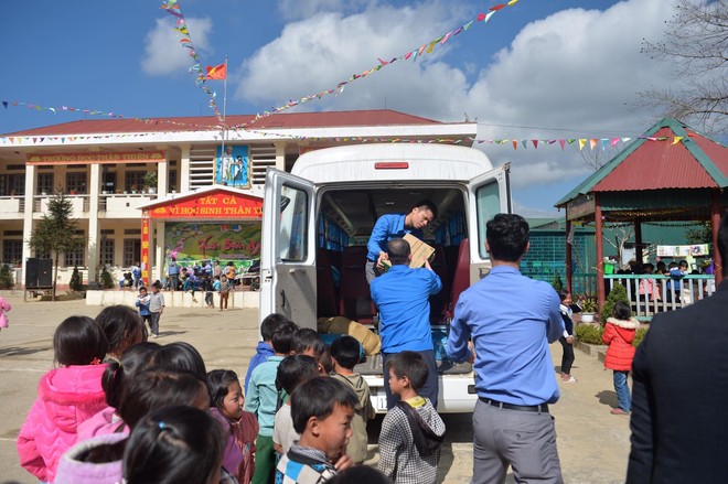 “Xuân biên giới năm 2018” - mang hàng nghìn áo ấm đến với người dân Lai Châu - Ảnh 1.