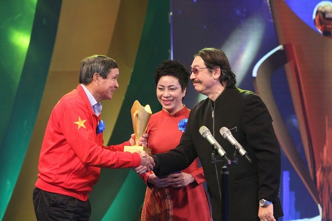 HLV Mai Đức Chung và tuyển nữ Việt Nam cùng được vinh danh ở Cúp chiến thắng 2017 - Ảnh 1.