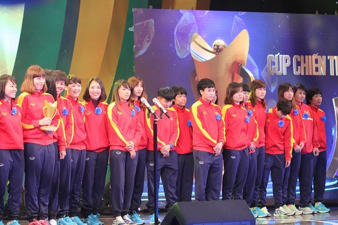 HLV Mai Đức Chung và tuyển nữ Việt Nam cùng được vinh danh ở Cúp chiến thắng 2017 - Ảnh 2.