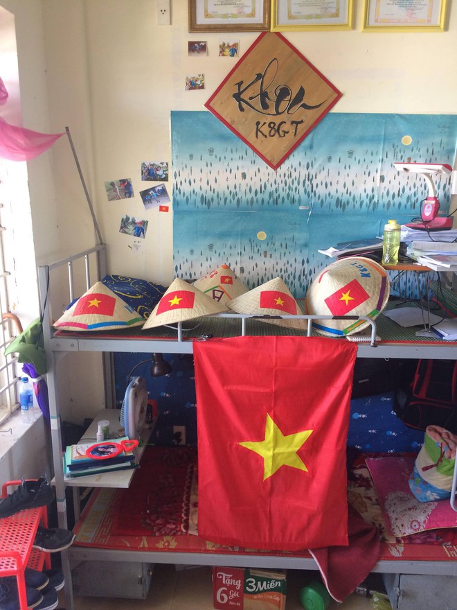 Nh&igrave;n những h&igrave;nh ảnh n&agrave;y mới thấy kh&ocirc;ng kh&iacute; sục s&ocirc;i trước trận b&aacute;n kết U23 Việt Nam - U23 Qatar đ&atilde; len lỏi đến từng ng&otilde; phố, ng&ocirc;i nh&agrave; - Ảnh 7.