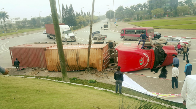 Hải Dương: Tài xế vào cua bất cẩn khiến xe container tự lật giữa ngã 3 đường - Ảnh 1.