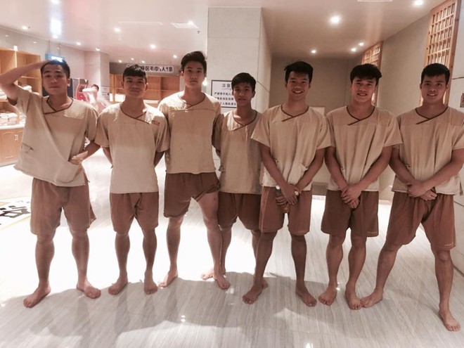 Dàn hot boy U23 Việt Nam đi mát-xa trước trận quyết chiến Iraq - Ảnh 2.