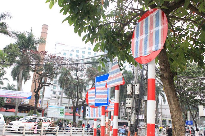 Hàng loạt biển báo giao thông bịt kín trên phố Hà Nội gây xôn xao đã bị gỡ bỏ - Ảnh 1.
