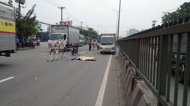 TP.HCM: Người đ&agrave;n &ocirc;ng bị xe tải h&uacute;c văng 3m tử vong sau khi li&ecirc;n tục lao v&agrave;o c&aacute;c phương tiện tr&ecirc;n quốc lộ 1 - Ảnh 1.
