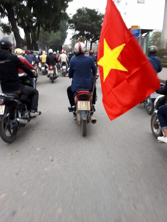 Nh&igrave;n những h&igrave;nh ảnh n&agrave;y mới thấy kh&ocirc;ng kh&iacute; sục s&ocirc;i trước trận b&aacute;n kết U23 Việt Nam - U23 Qatar đ&atilde; len lỏi đến từng ng&otilde; phố, ng&ocirc;i nh&agrave; - Ảnh 11.