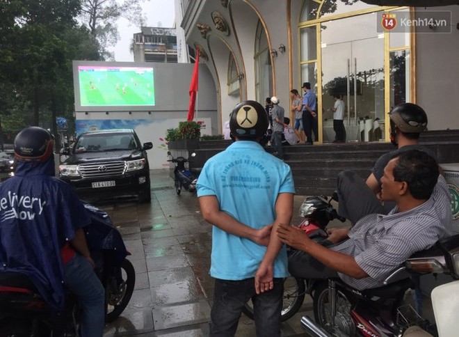 Mặc trời mưa, người d&acirc;n S&agrave;i G&ograve;n vẫn hừng hực kh&iacute; thế cổ vũ U23 Việt Nam trong trận b&aacute;n kết lịch sử - Ảnh 2.