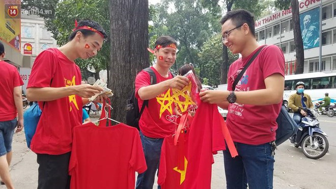 Người dân hai miền đổ xô mua cờ, băng rôn cổ vũ trận bán kết lịch sử giữa U23 Việt Nam và U23 Qatar - Ảnh 7.