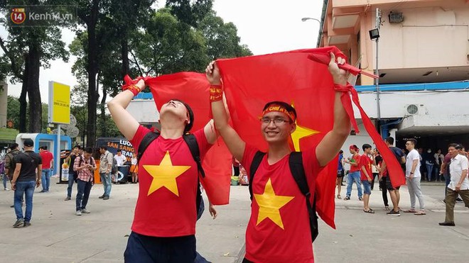 Người dân hai miền đổ xô mua cờ, băng rôn cổ vũ trận bán kết lịch sử giữa U23 Việt Nam và U23 Qatar - Ảnh 9.