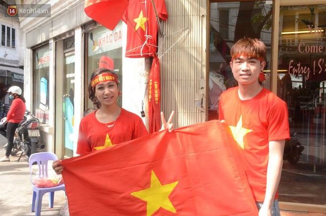 Người dân hai miền đổ xô mua cờ, băng rôn cổ vũ trận bán kết lịch sử giữa U23 Việt Nam và U23 Qatar - Ảnh 1.