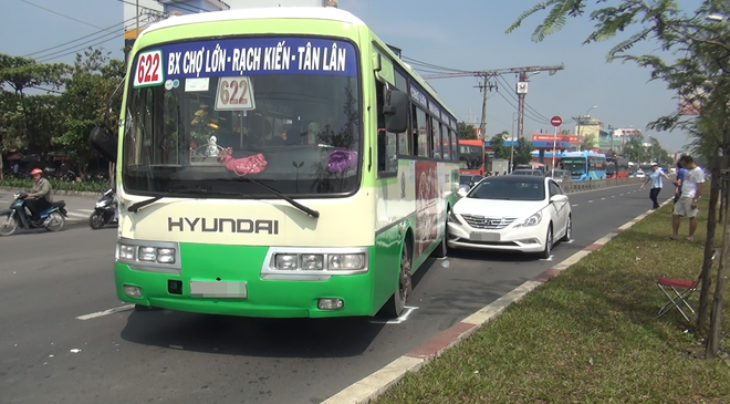 TP.HCM: Va chạm liên hoàn, hành khách kêu cứu thất thanh trong xe buýt - Ảnh 1.