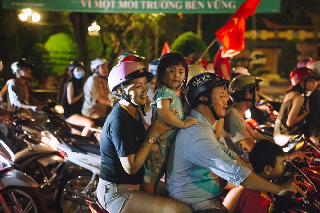 Địa chấn U23 Việt Nam: Những khoảnh khắc ăn mừng “độc để đời” của người hâm mộ - Ảnh 8.