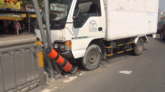 TP.HCM: Va chạm liên hoàn, hành khách kêu cứu thất thanh trong xe buýt - Ảnh 2.