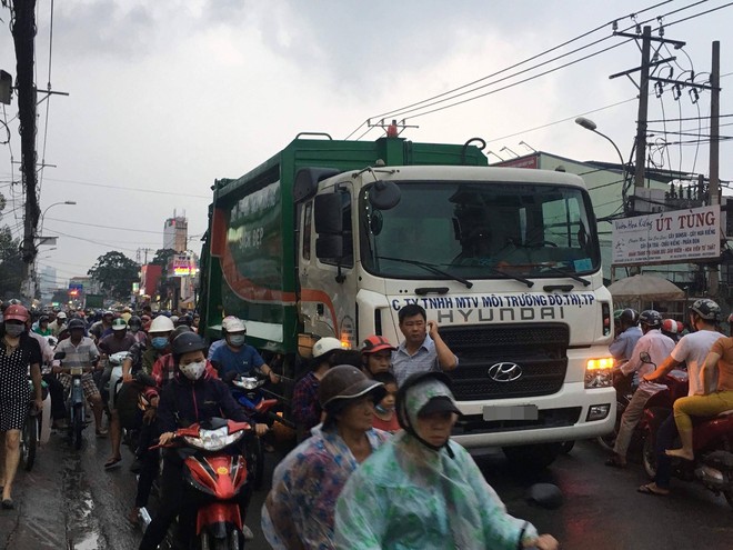 Nam thanh niên va chạm với xe rác ở Sài Gòn, bị cán tử vong tại chỗ - Ảnh 2.