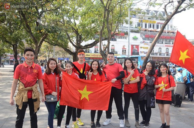 Người dân hai miền đổ xô mua cờ, băng rôn cổ vũ trận bán kết lịch sử giữa U23 Việt Nam và U23 Qatar - Ảnh 3.