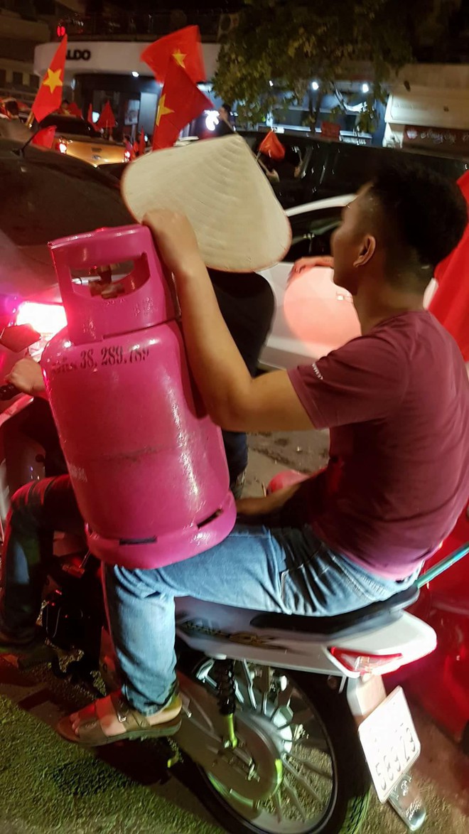 Những nhạc cụ g&otilde; mừng U23 Việt Nam chiến thắng đặc dị kh&aacute;c thường nhất đ&ecirc;m qua - Ảnh 5.