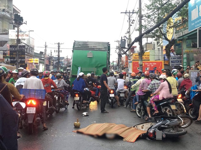 Nam thanh niên va chạm với xe rác ở Sài Gòn, bị cán tử vong tại chỗ - Ảnh 1.