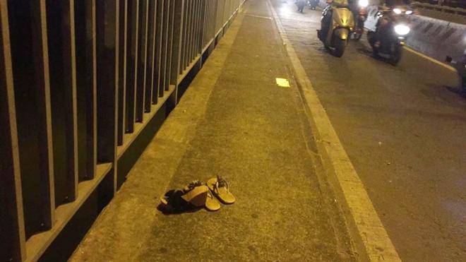 Hai c&ocirc; g&aacute;i trẻ để lại d&eacute;p, c&ugrave;ng gieo m&igrave;nh xuống s&ocirc;ng S&agrave;i G&ograve;n trước sự ngỡ ng&agrave;ng của người qua đường - Ảnh 1.