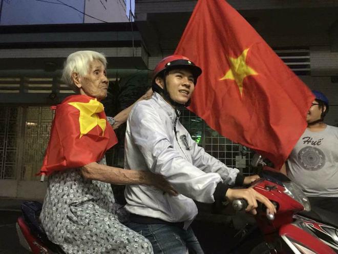 Những nhạc cụ g&otilde; mừng U23 Việt Nam chiến thắng đặc dị kh&aacute;c thường nhất đ&ecirc;m qua - Ảnh 13.