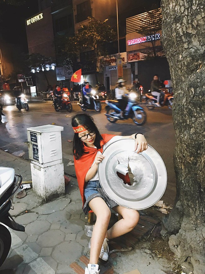Những nhạc cụ g&otilde; mừng U23 Việt Nam chiến thắng đặc dị kh&aacute;c thường nhất đ&ecirc;m qua - Ảnh 1.