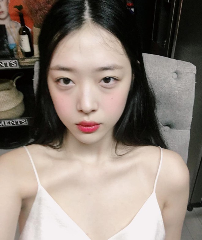 Người người chạy theo son nude, Sulli vẫn tuyệt đối trung thành với son hồng cánh sen sến rện và được khen hết lời - Ảnh 3.